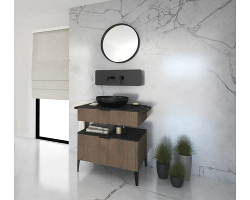 Salle de bains moderne avec meuble-lavabo, vasque à poser, miroir rond et plantes d''intérieur