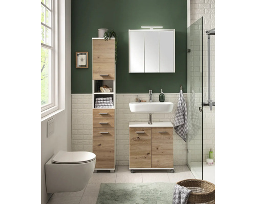 Salle de bain lumineuse avec lavabo, armoire de toilette, armoire haute et WC