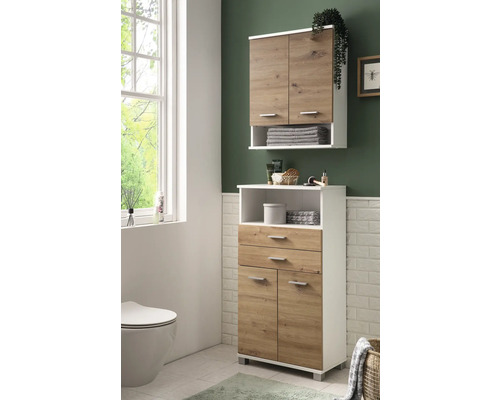 Salle de bains avec armoire haute et armoire suspendue pour les accessoires de salle de bains