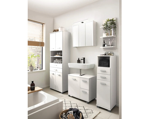 Salle de bain lumineuse avec lavabo, armoire de toilette, armoire haute et meuble bas