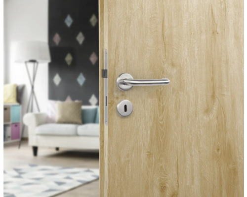 Porte en bois avec poignée de porte dans un espace de vie