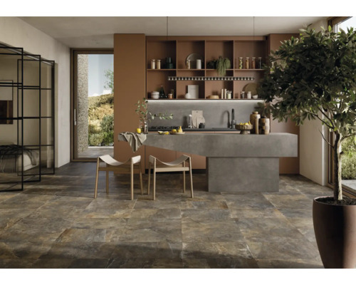 Moderne Küche mit Kücheninsel, Regalen und Bodenfliesen in Steinoptik.