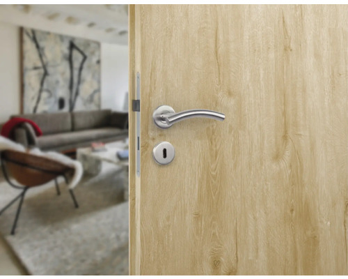 Porte en bois avec poignée de porte en métal et trou de serrure dans un salon