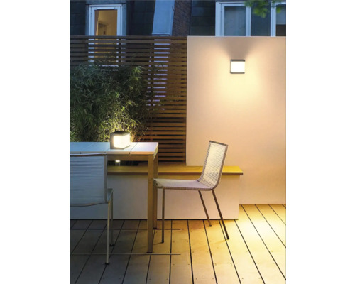 Aussenbereich mit Holzterrasse, Tisch, Stühlen, Wandleuchte und Tischleuchte