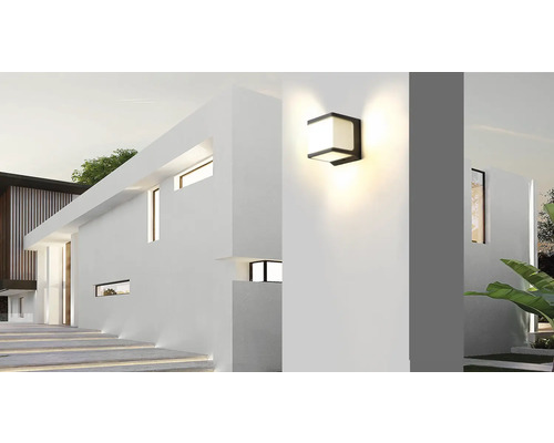 Moderne Hausfassade mit beleuchteter Aussenwandleuchte.