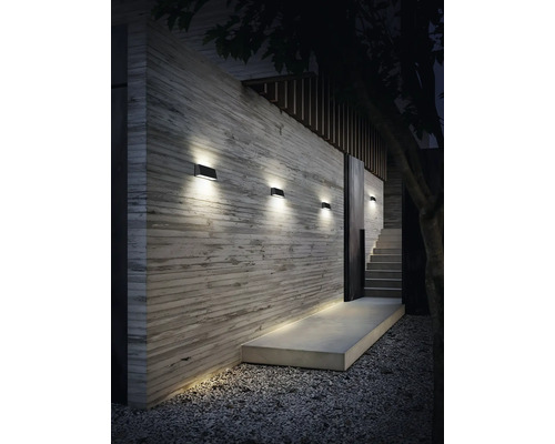 Moderne Aussenwand mit Beleuchtung, Treppe und Kiesweg