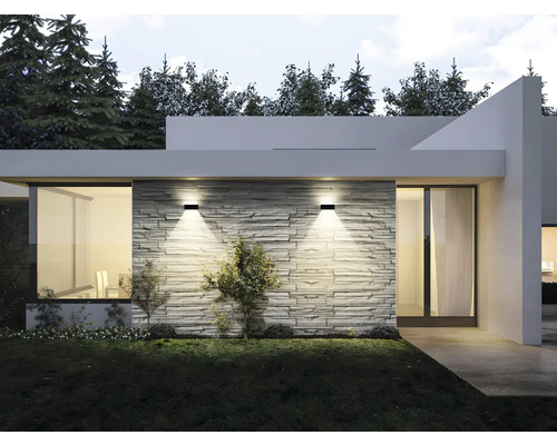 Moderne Hausfassade mit zwei Wandleuchten und Natursteinelementen