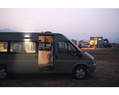 Campingplatz mit Wohnmobilen bei Dämmerung