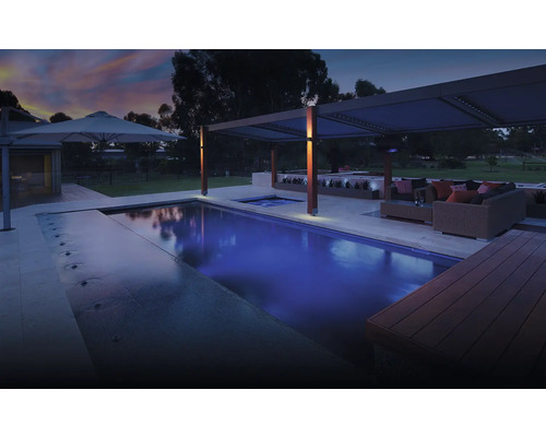 Aussenbereich mit Pool, Pergola, Sonnenschirm und Sitzgruppe