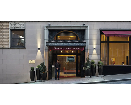Aussenansicht des Executive Hotel Pacific Eingangs mit Sicherheitskraft