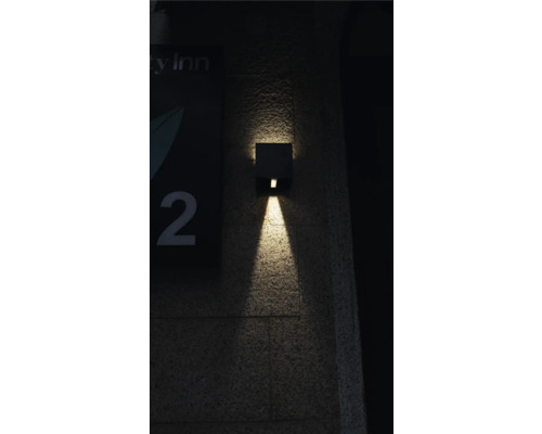 Quadratische Wandleuchte für den Aussenbereich strahlt Licht nach unten.