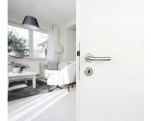 Porte ouverte sur un salon lumineux avec poignée de porte