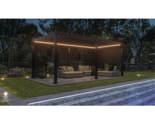 Pergola de terrasse éclairée avec mobilier de salon près de la piscine dans le jardin.