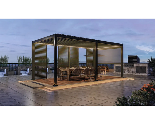 Pergola avec toit à lamelles, table à manger et chaises sur une terrasse avec barbecue et jeux d''eau