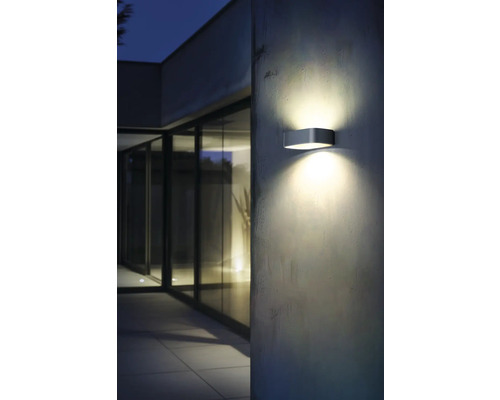 Moderne Aussenwandleuchte aus Metall an einer Hauswand