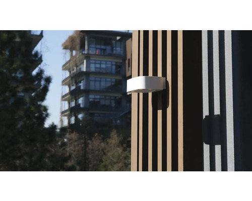 Aussenleuchte an einer Wand mit vertikalen Leisten