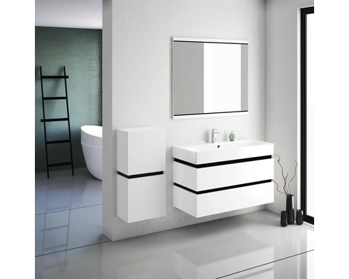 Salle de bains moderne avec lavabo blanc, armoire de toilette et échelle à serviettes