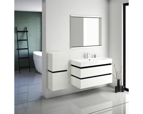 Salle de bains moderne avec meuble sous-vasque, armoire de toilette et armoire haute