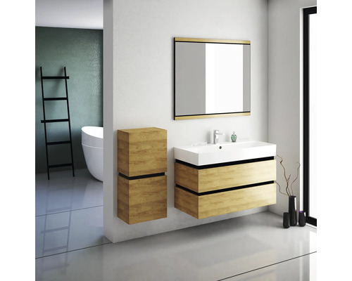 Badezimmer mit Waschbeckenunterschrank, Spiegelschrank und Hochschrank in Holzoptik