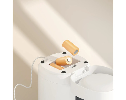 Trois piles dans un conteneur à piles blanc