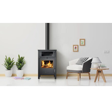 Séjour avec poêle à bois, fauteuil et table d''appoint