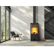 Salon avec poêle à bois, fauteuil et escalier