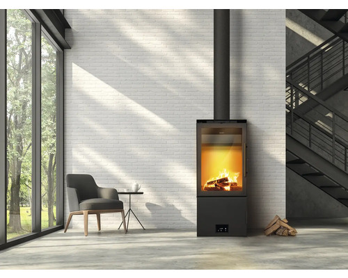 Salon avec poêle à bois, fauteuil et escalier