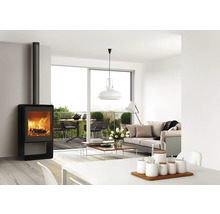 Séjour avec poêle à bois, canapé et table à manger sur le balcon