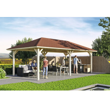 Freistehender Pavillon mit Holzrahmen und Dach, umgeben von Gartenmöbeln und Personen.