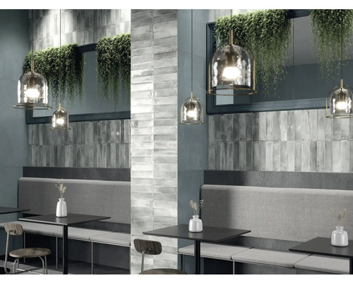 Intérieur avec murs carrelés gris, banquettes et suspensions