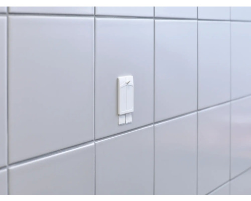 Mur de carreaux avec crochet adhésif fixé