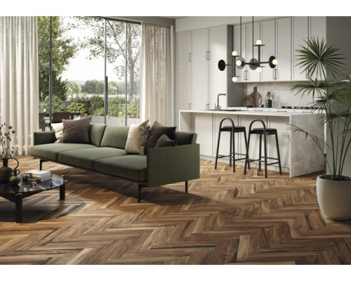 Helles Wohnzimmer mit Parkettboden, Sofa und Küchenzeile