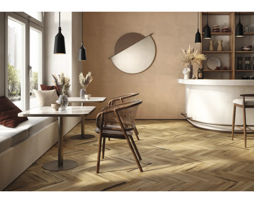 Innenraum mit Tischen, Stühlen, Dekoration und Parkettboden