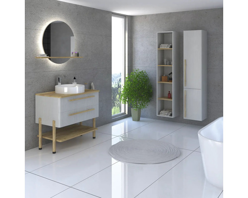 Salle de bain avec meuble-lavabo, miroir avec éclairage, étagère et armoire