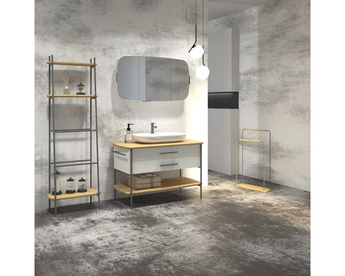 Salle de bains avec meuble-lavabo, miroir, étagère et porte-serviettes