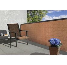 Balkonszene mit Sichtschutzwand, Stuhl, Tisch und Pflanze für den Aussenbereich