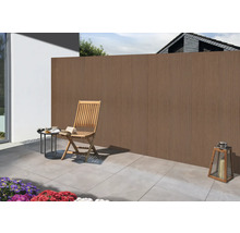 Scène de jardin avec clôture en bois, chaise en bois et table