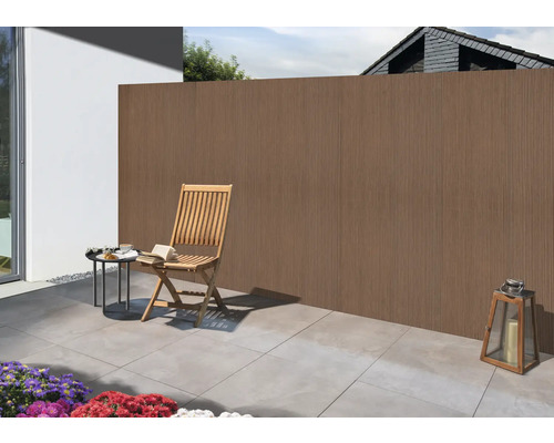 Scène de jardin avec clôture en bois, chaise en bois et table