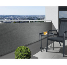 Scène de balcon avec écran d''intimité, table et chaise avec vue sur la ville