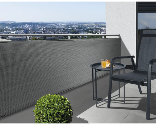 Scène de balcon avec écran d''intimité, table et chaise avec vue sur la ville