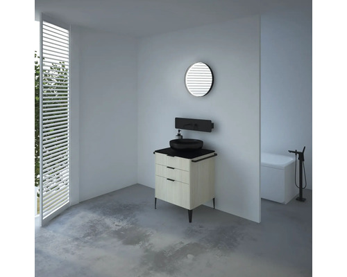 Salle de bain moderne avec meuble-lavabo, miroir et baignoire.