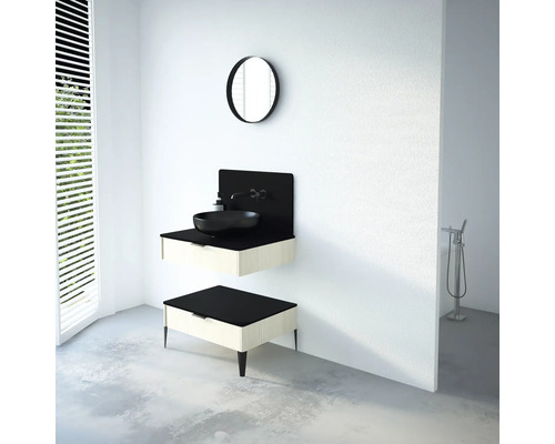 Modernes Badezimmer mit Waschbecken, Spiegel und Ablagemöbel