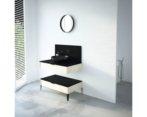 Badezimmer mit Waschtisch, rundem Spiegel und Ablage