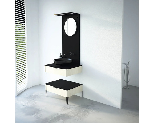 Salle de bain moderne avec meuble-lavabo, miroir et meuble bas en noir et aspect bois.