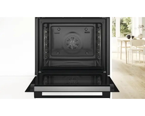 Innenraum eines Backofens mit offener Tür