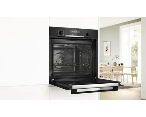 Einbauofen mit geöffneter Tür in einer modernen Küche