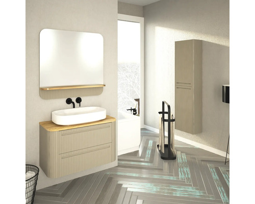 Salle de bain moderne avec meuble-lavabo, miroir, armoire haute et baignoire