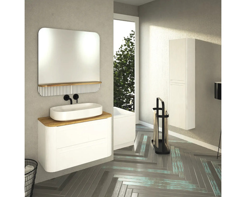 Salle de bains lumineuse avec meuble-lavabo, miroir, porte-serviettes et armoire haute pour accessoires de salle de bains.
