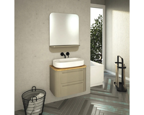 Modernes Badezimmer mit Waschtisch, Spiegel und Korb für Wäsche