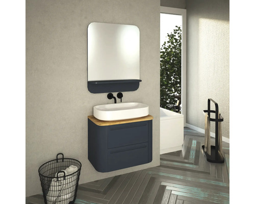 Badezimmer-Szene mit Waschtisch, Spiegel, Handtuchhalter und Wäschekorb